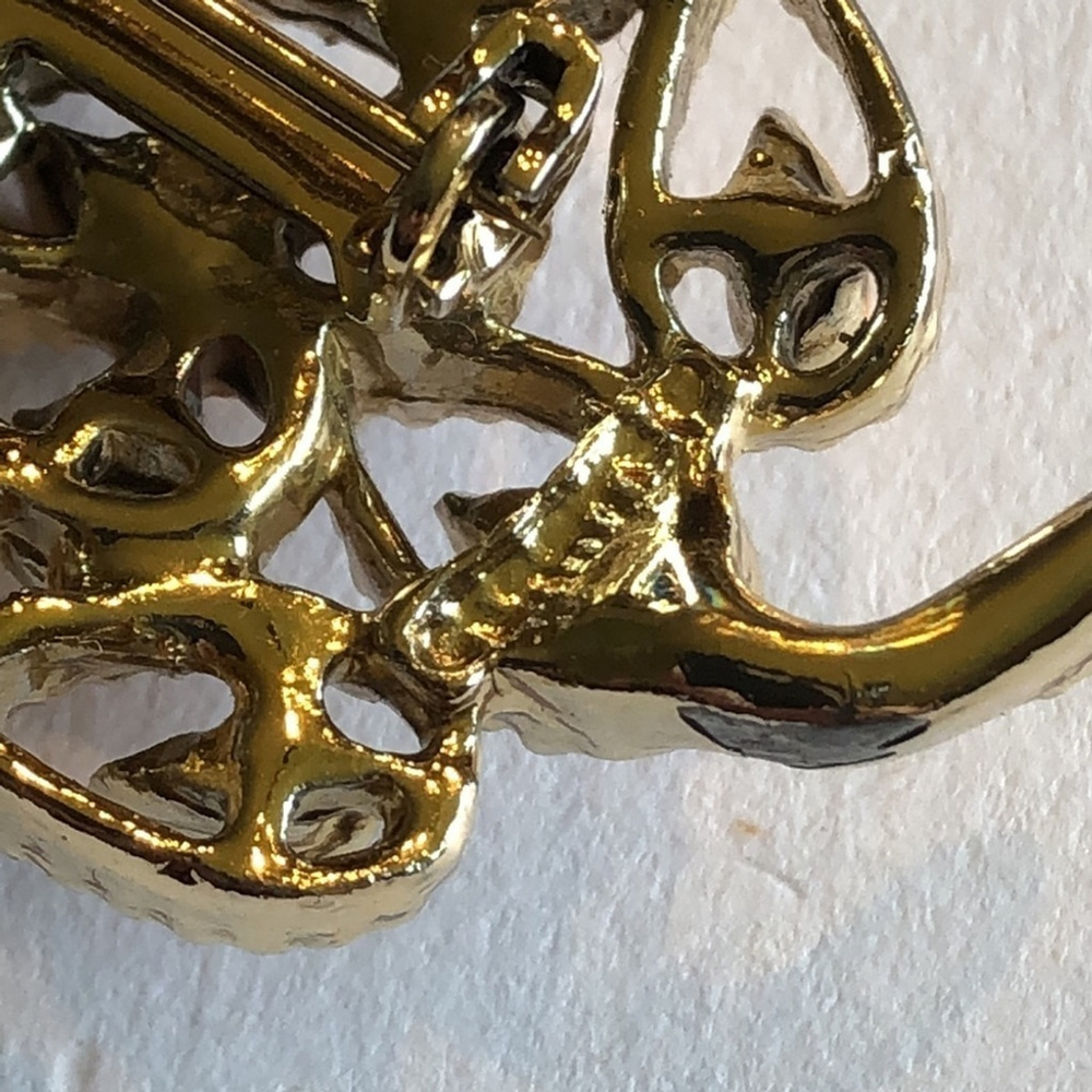 Gerry’s Vintage Light Gold Tone Enamel Leaf Brooch Shoulder Pin - Picture 5 of 6